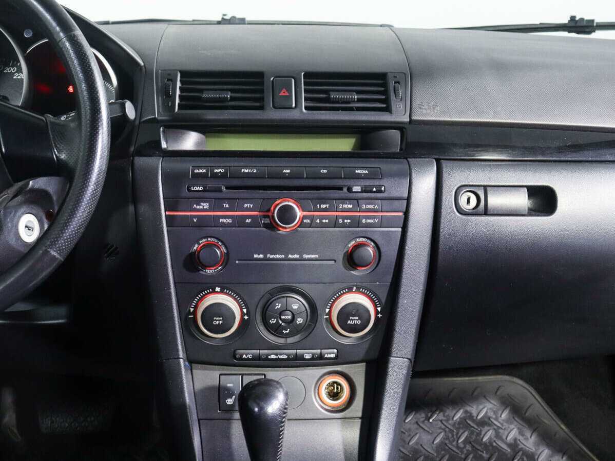 Mazda 3 с пробегом — 2006 год. Фото: #10