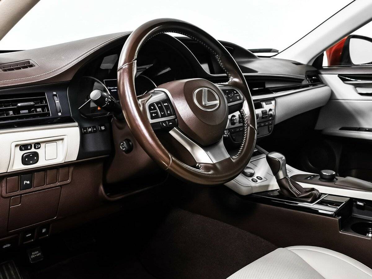 Lexus ES с пробегом — 2016 год. Фото: #11