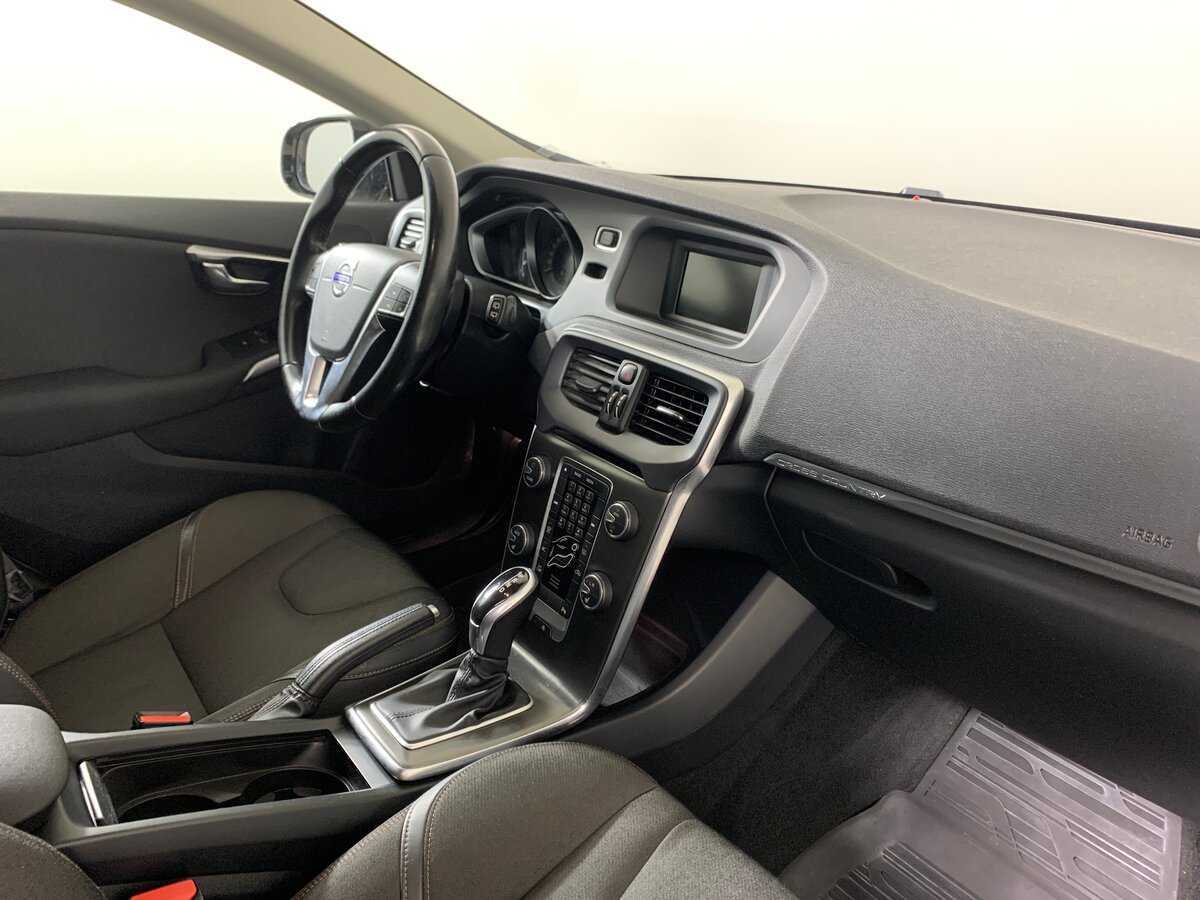 Volvo V40 с пробегом — 2015 год. Фото: #13