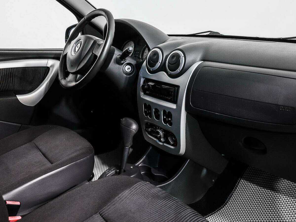 Renault Sandero с пробегом — 2011 год. Фото: #10