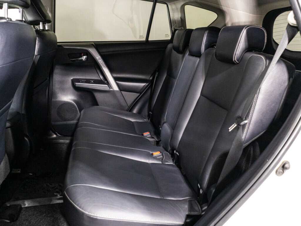 Toyota RAV4 с пробегом — 2017 год. Фото: #9