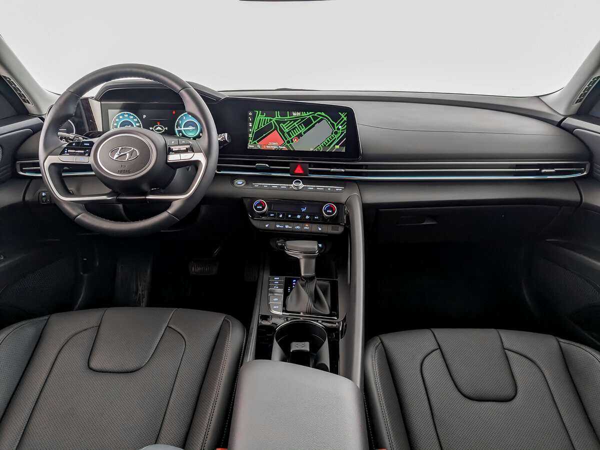 Hyundai Elantra с пробегом — 2022 год. Фото: #13