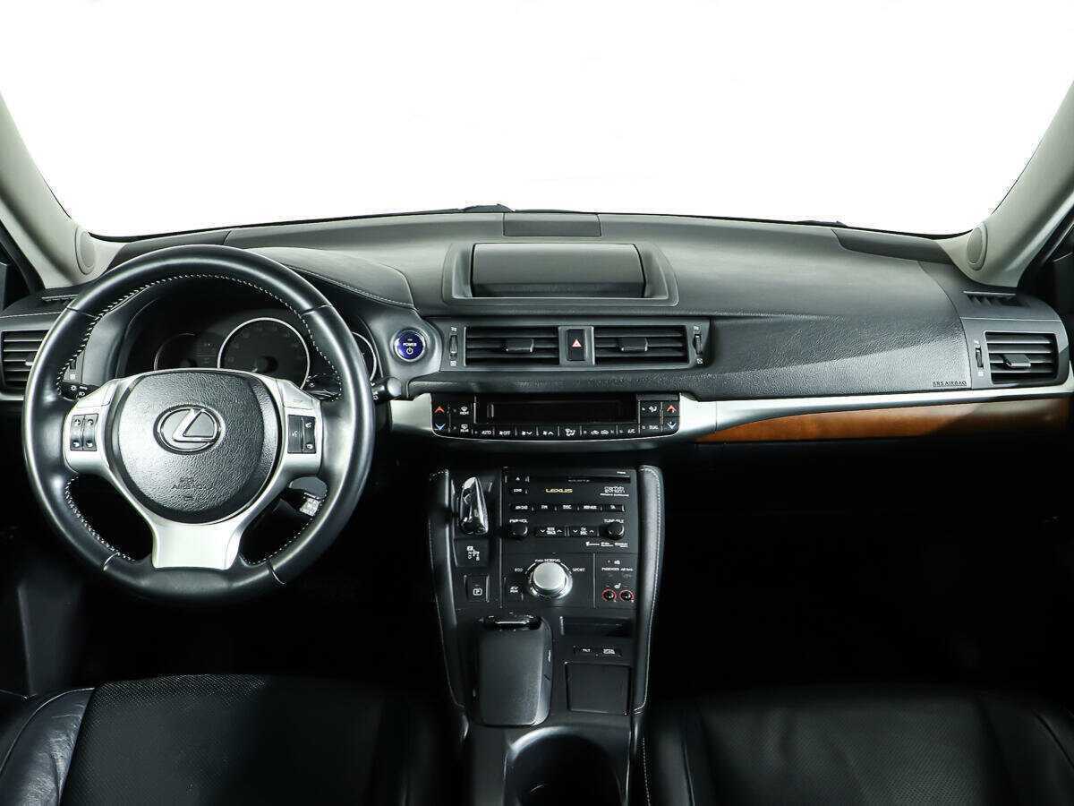 Lexus CT с пробегом — 2011 год. Фото: #9