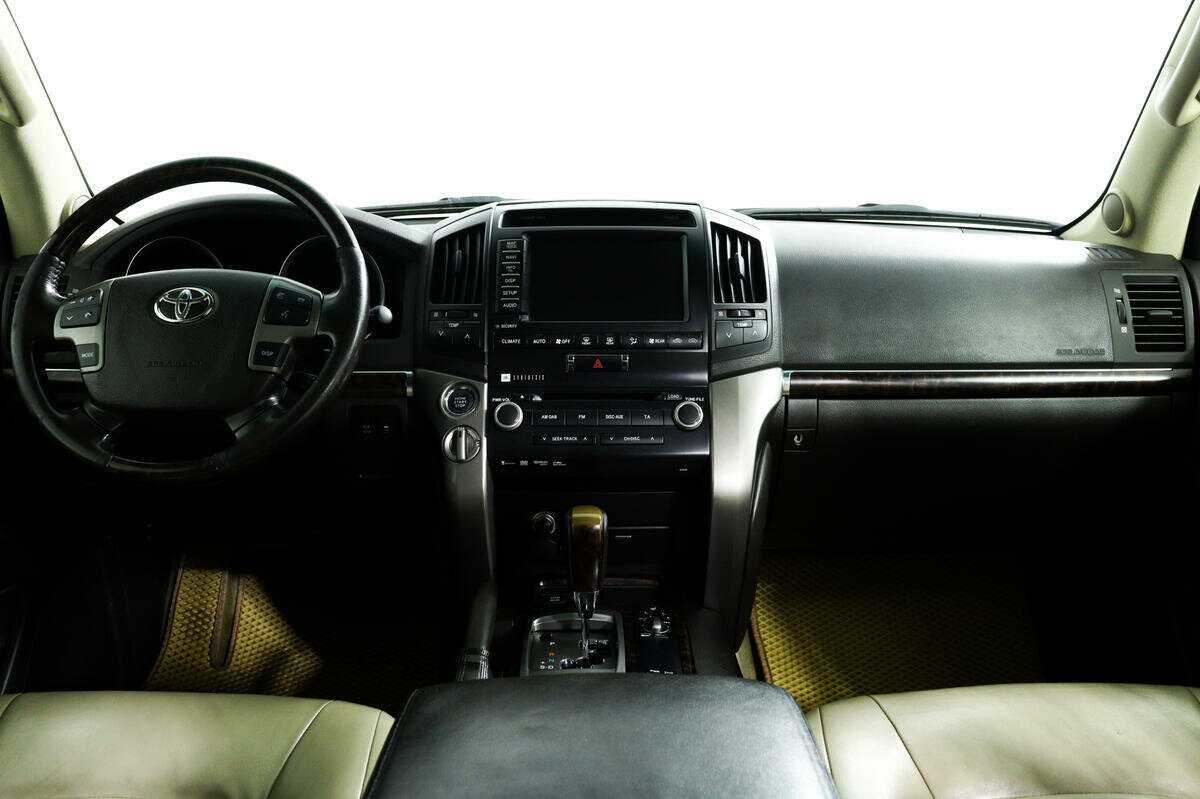 Toyota Land Cruiser с пробегом — 2011 год. Фото: #10