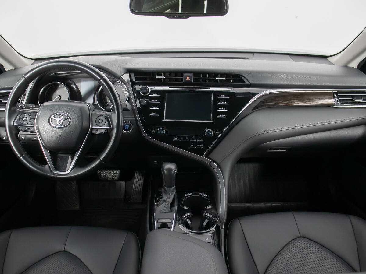 Toyota Camry с пробегом — 2018 год. Фото: #16