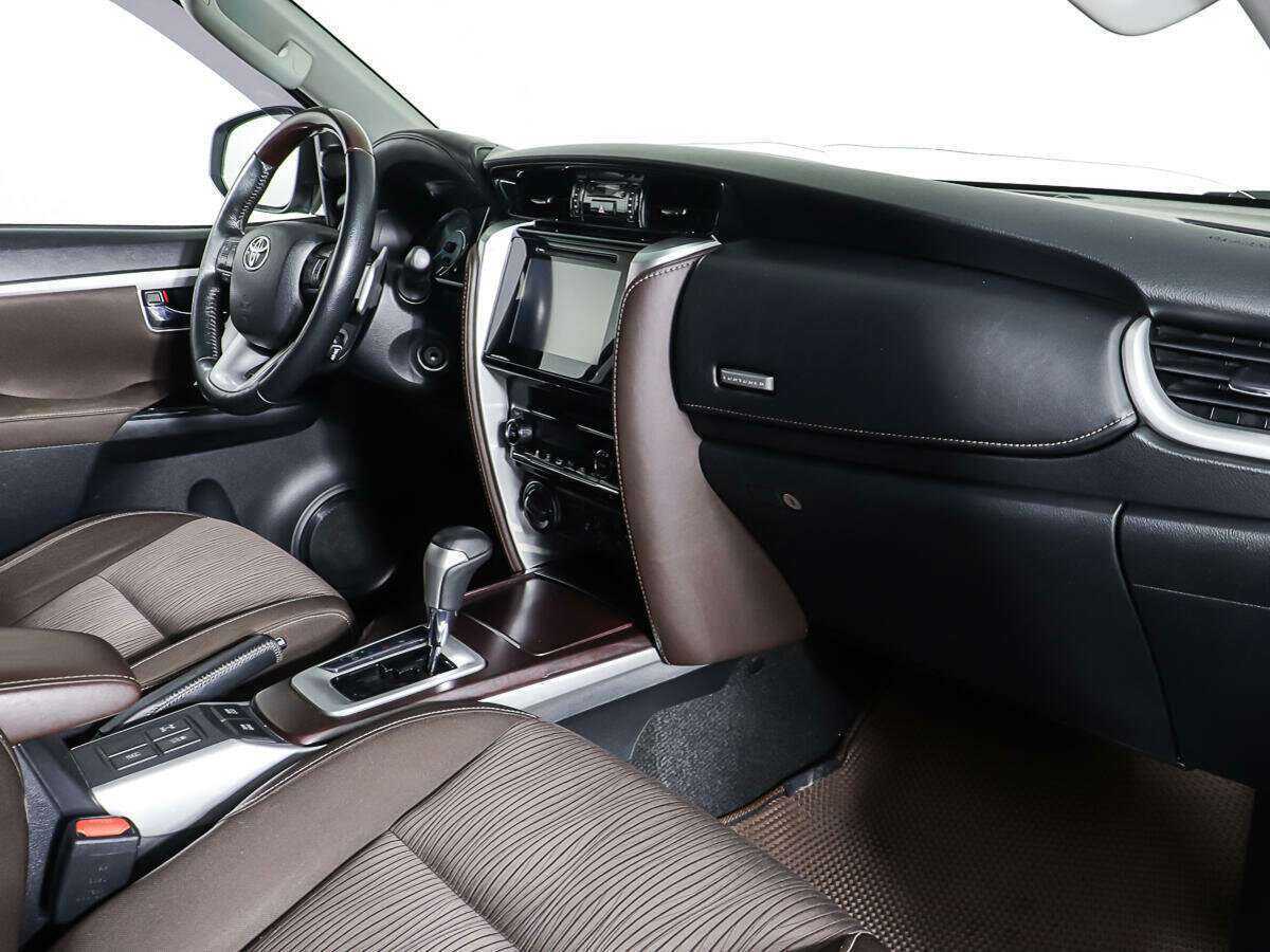 Toyota Fortuner с пробегом — 2017 год. Фото: #7