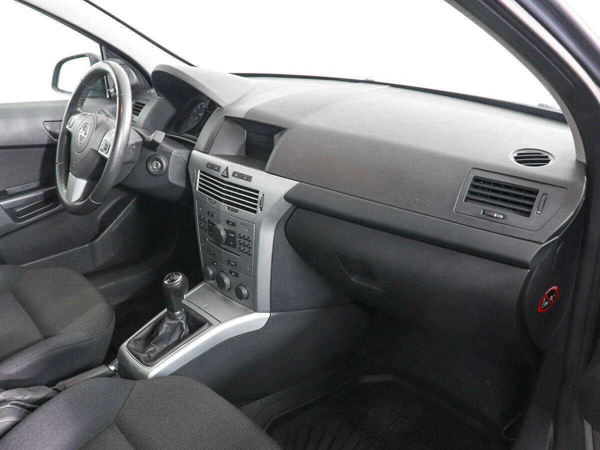 Opel Astra с пробегом — 2011 год. Фото: #9