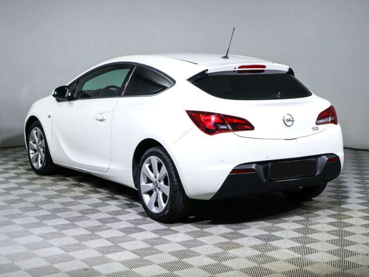 Opel Astra с пробегом — 2013 год. Фото: #6