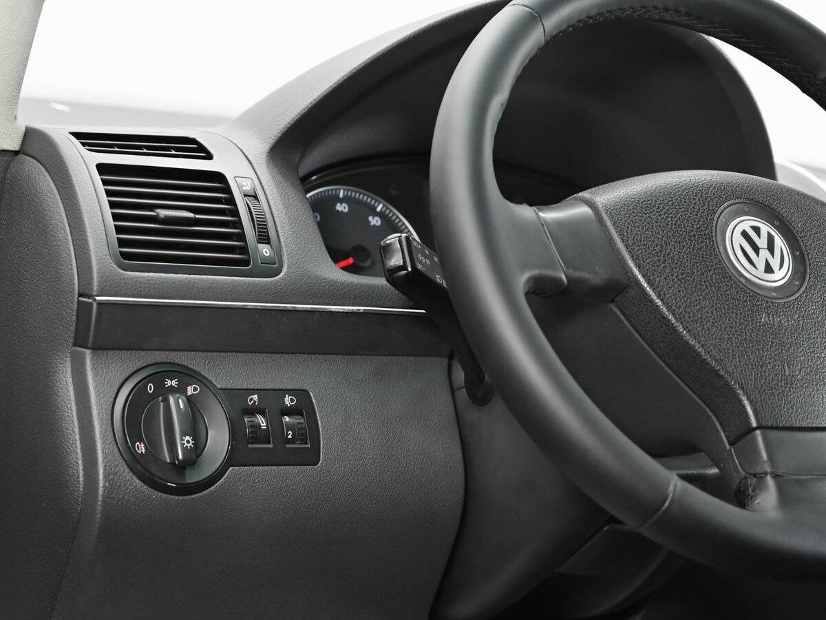 Volkswagen Touran с пробегом — 2007 год. Фото: #8