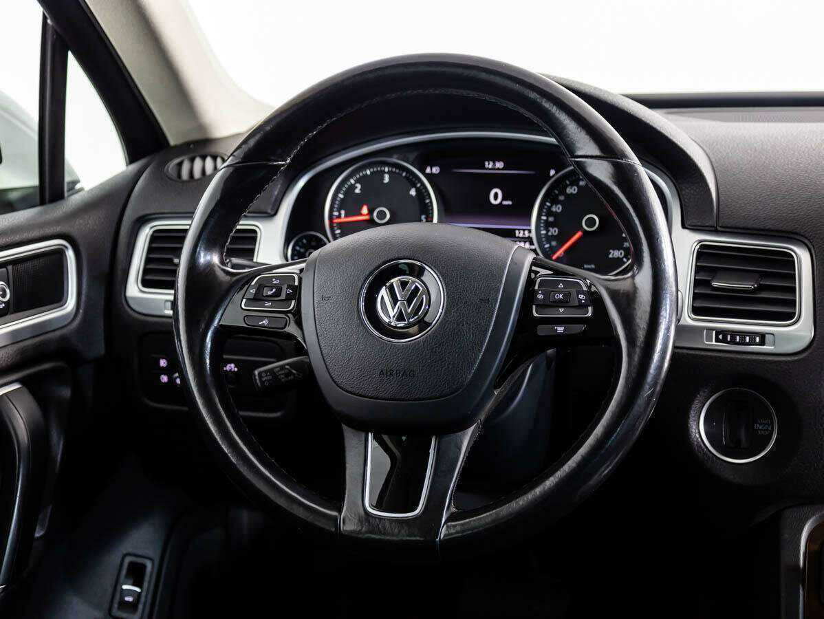 Volkswagen Touareg с пробегом — 2015 год. Фото: #9