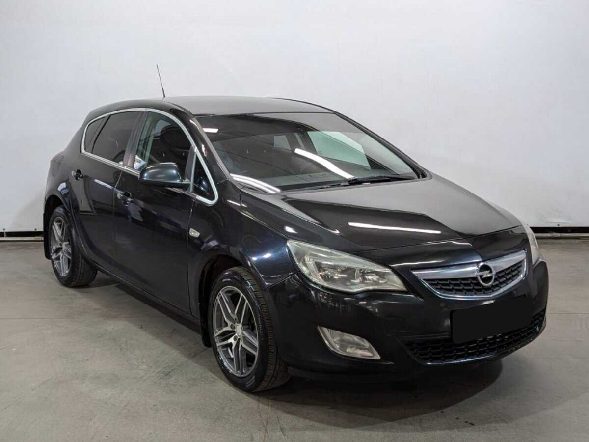 Opel Astra с пробегом — 2011 год. Фото: #2