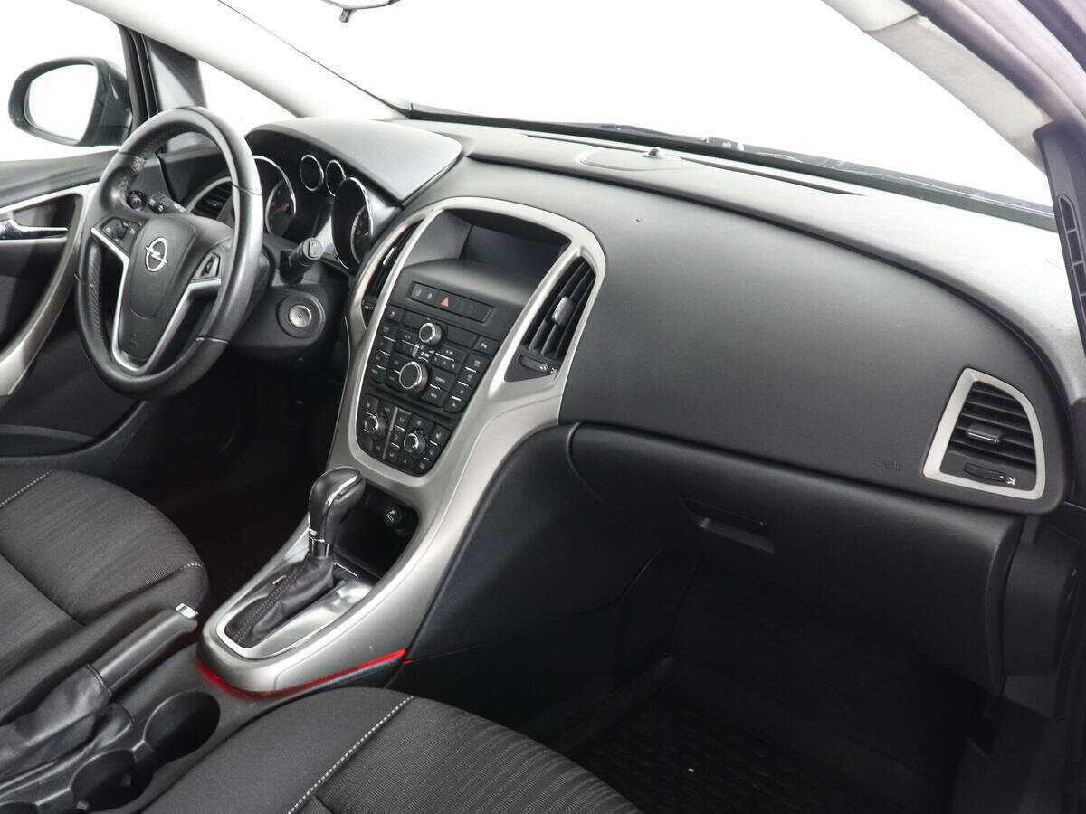 Opel Astra с пробегом — 2011 год. Фото: #9