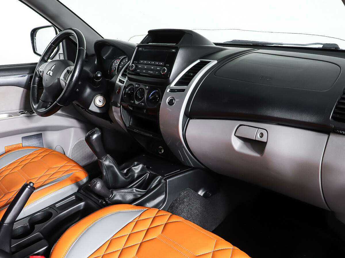 Mitsubishi Pajero Sport с пробегом — 2014 год. Фото: #10
