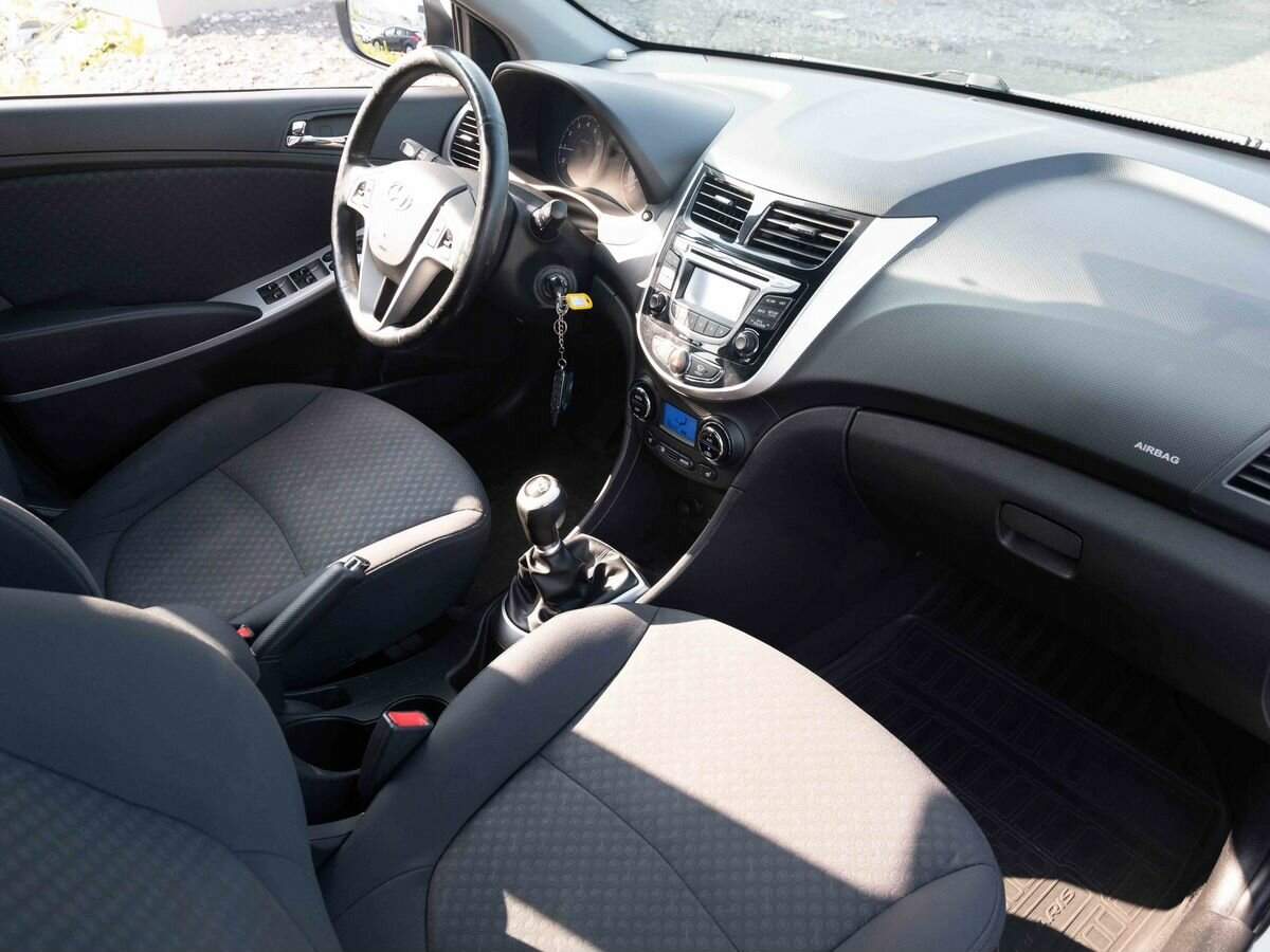 Hyundai Solaris с пробегом — 2014 год. Фото: #11