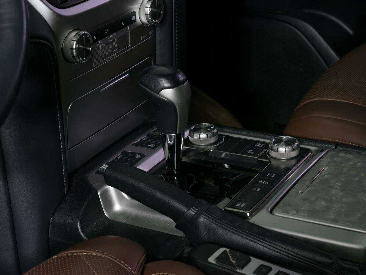 Toyota Land Cruiser с пробегом — 2015 год. Фото: #17