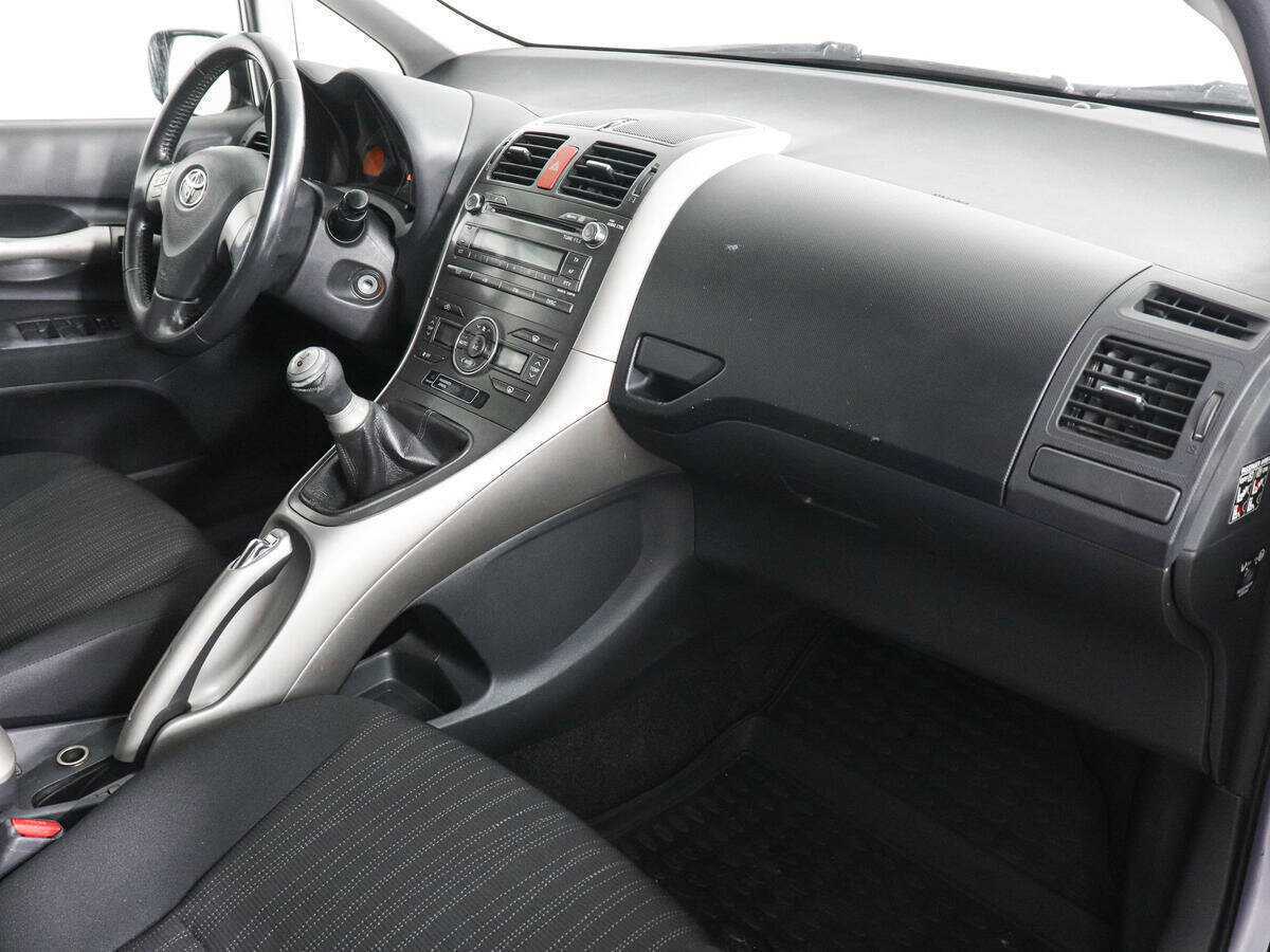 Toyota Auris с пробегом — 2007 год. Фото: #9