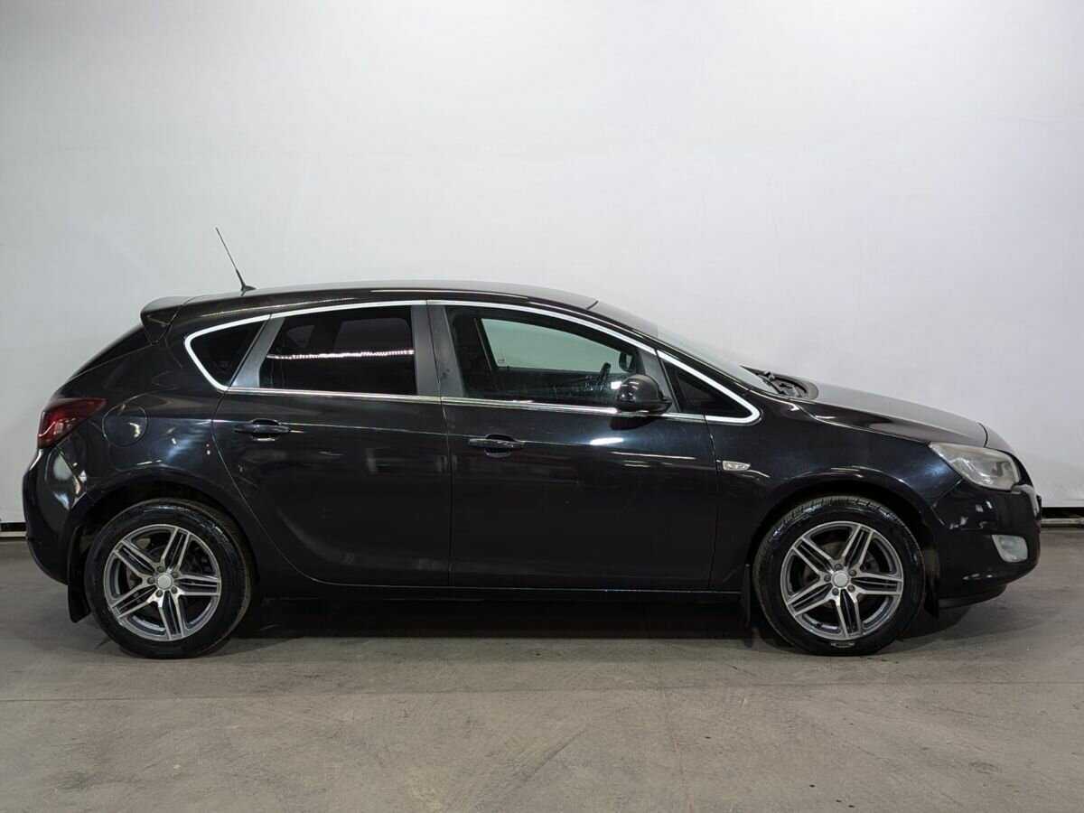 Opel Astra с пробегом — 2011 год. Фото: #4