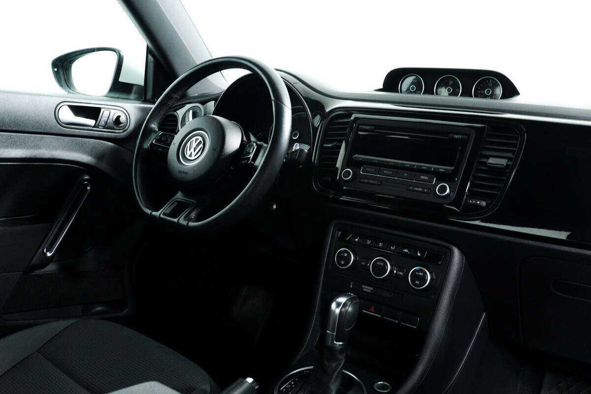 Volkswagen Beetle с пробегом — 2014 год. Фото: #8