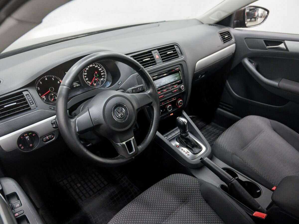 Volkswagen Jetta с пробегом — 2011 год. Фото: #9