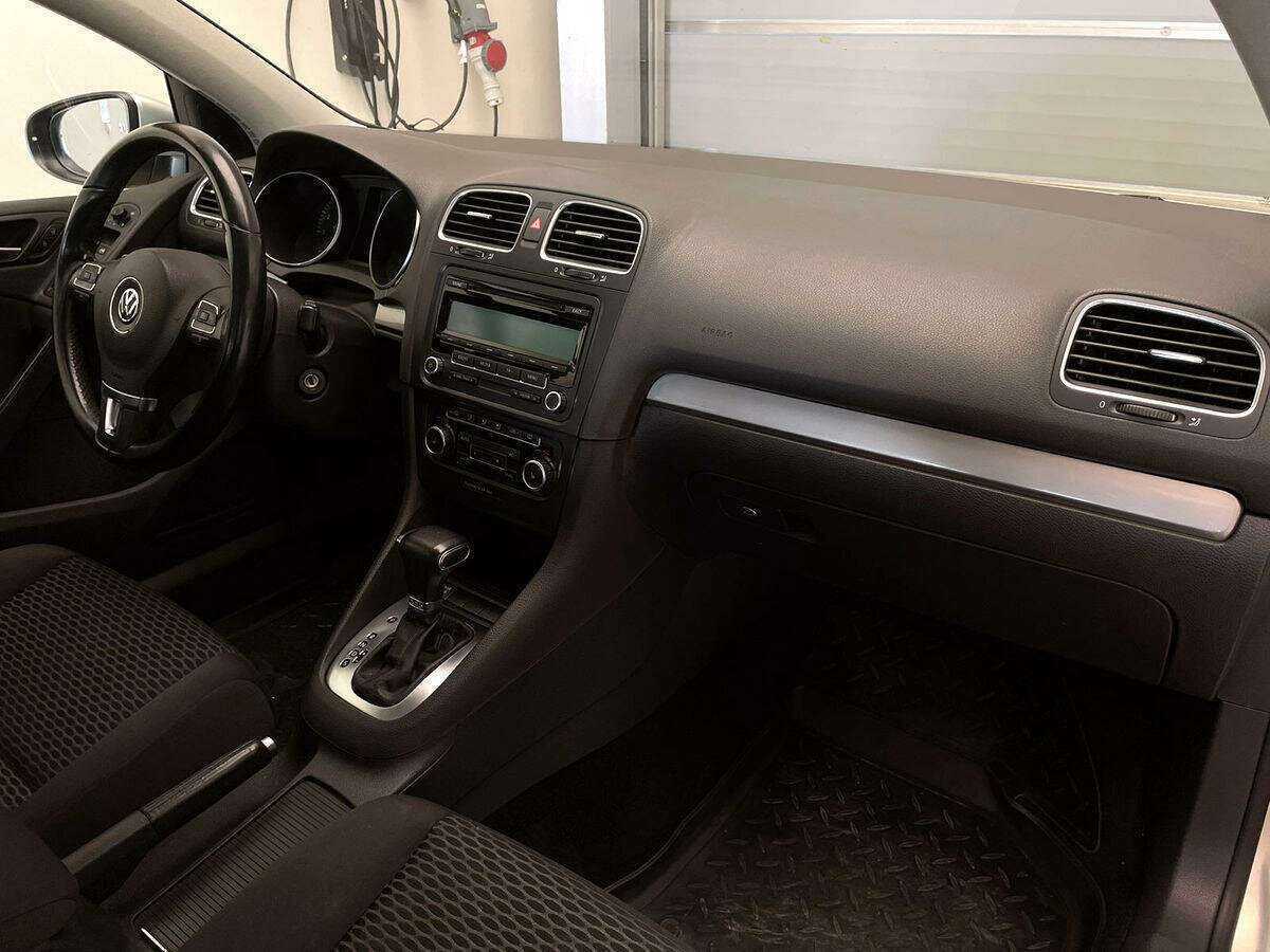 Volkswagen Golf с пробегом — 2010 год. Фото: #6
