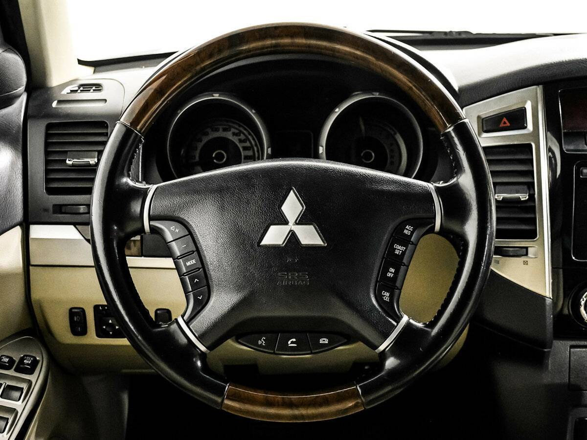 Mitsubishi Pajero с пробегом — 2017 год. Фото: #11
