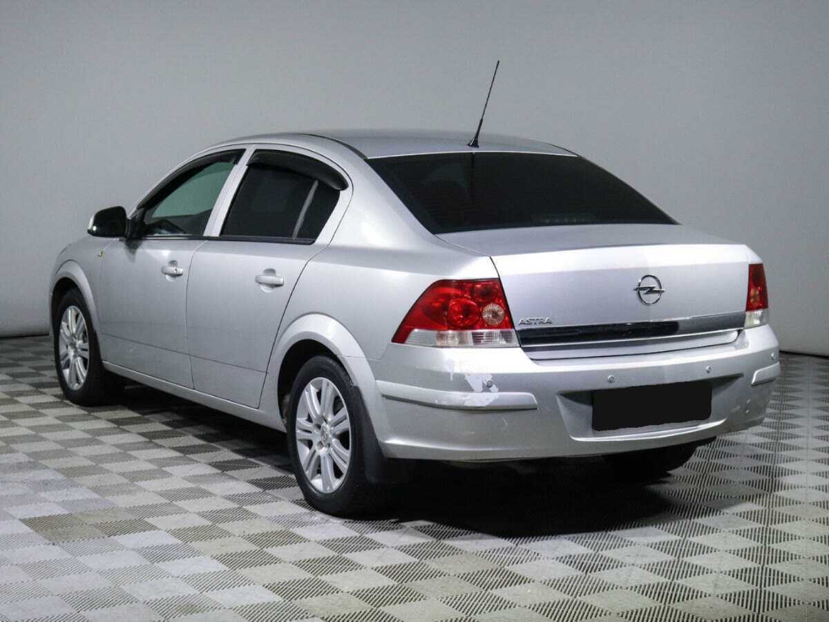 Opel Astra с пробегом — 2011 год. Фото: #6