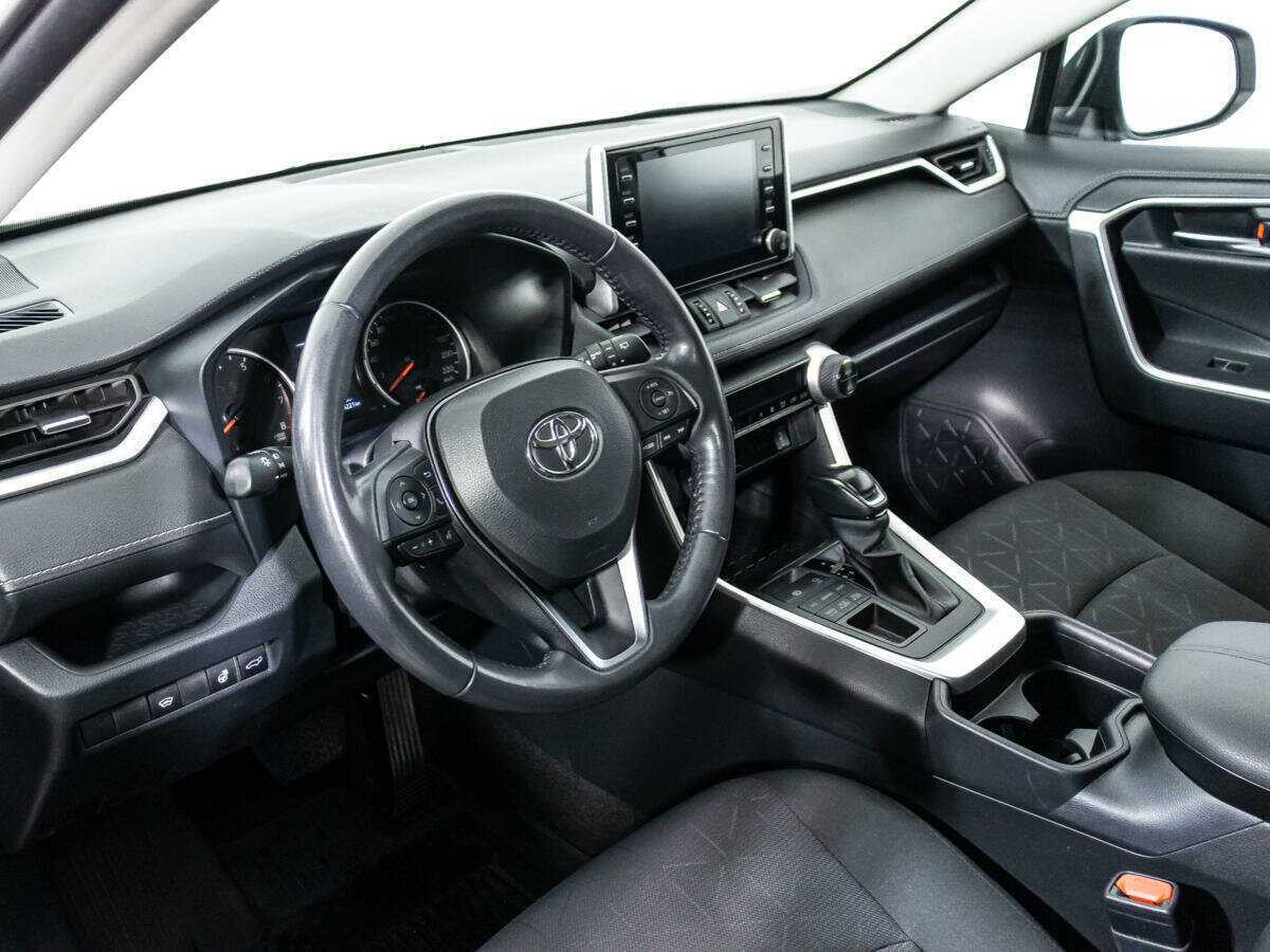 Toyota RAV4 с пробегом — 2022 год. Фото: #10