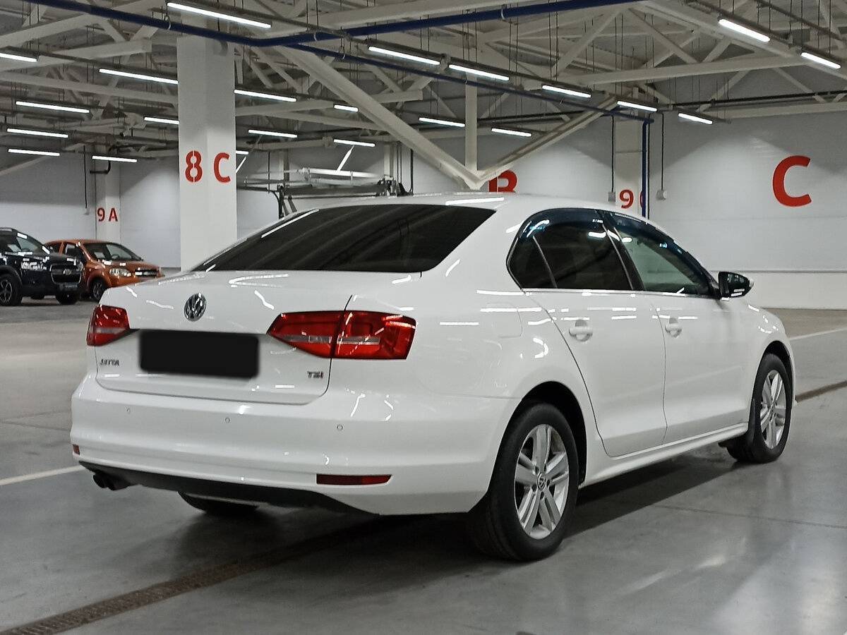 Volkswagen Jetta с пробегом — 2015 год. Фото: #4