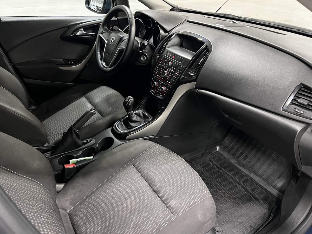 Opel Astra с пробегом — 2013 год. Фото: #10