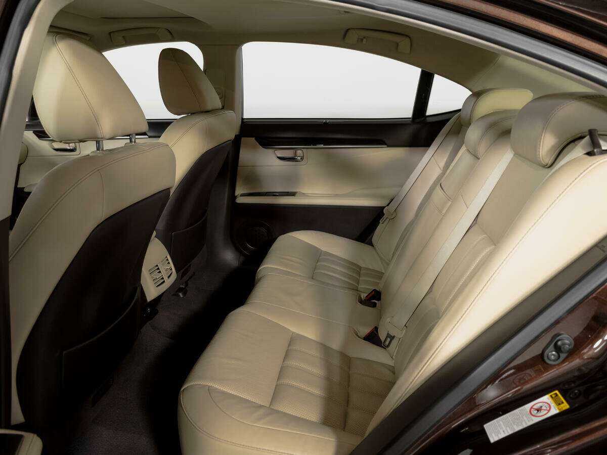 Lexus ES с пробегом — 2015 год. Фото: #9
