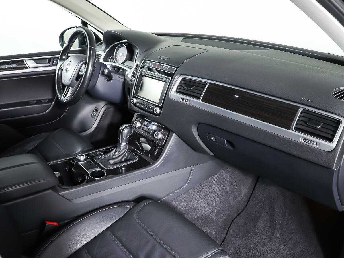 Volkswagen Touareg с пробегом — 2015 год. Фото: #8
