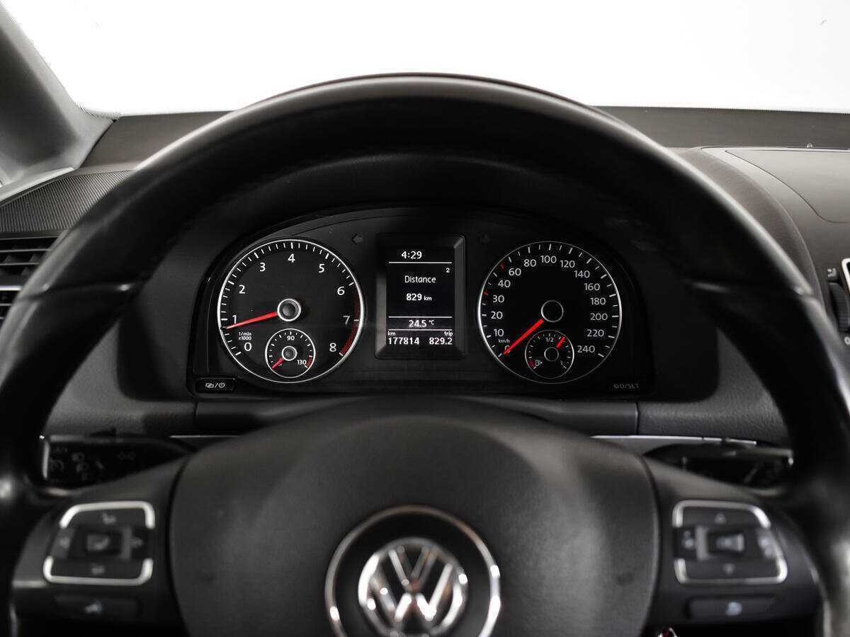 Volkswagen Touran с пробегом — 2012 год. Фото: #10