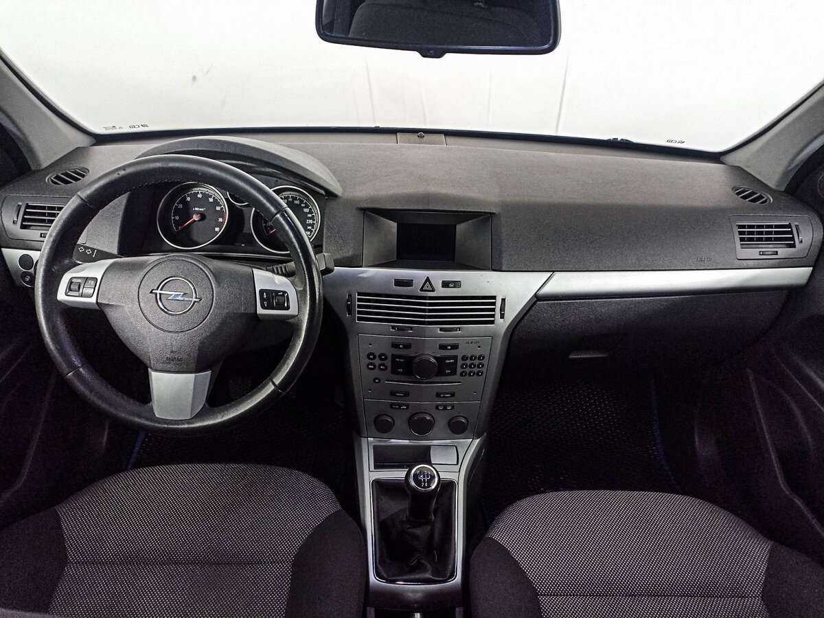 Opel Astra с пробегом — 2011 год. Фото: #11
