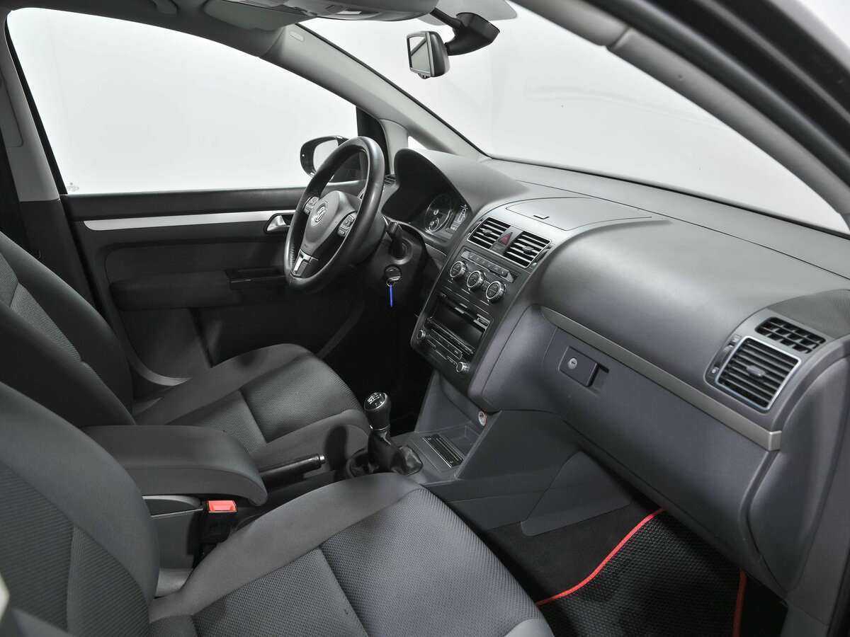Volkswagen Touran с пробегом — 2013 год. Фото: #15