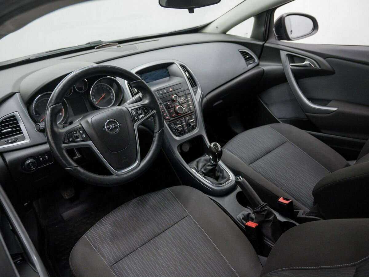 Opel Astra с пробегом — 2013 год. Фото: #10