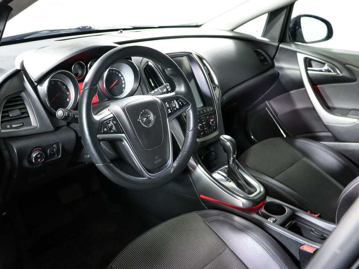 Opel Astra с пробегом — 2011 год. Фото: #11