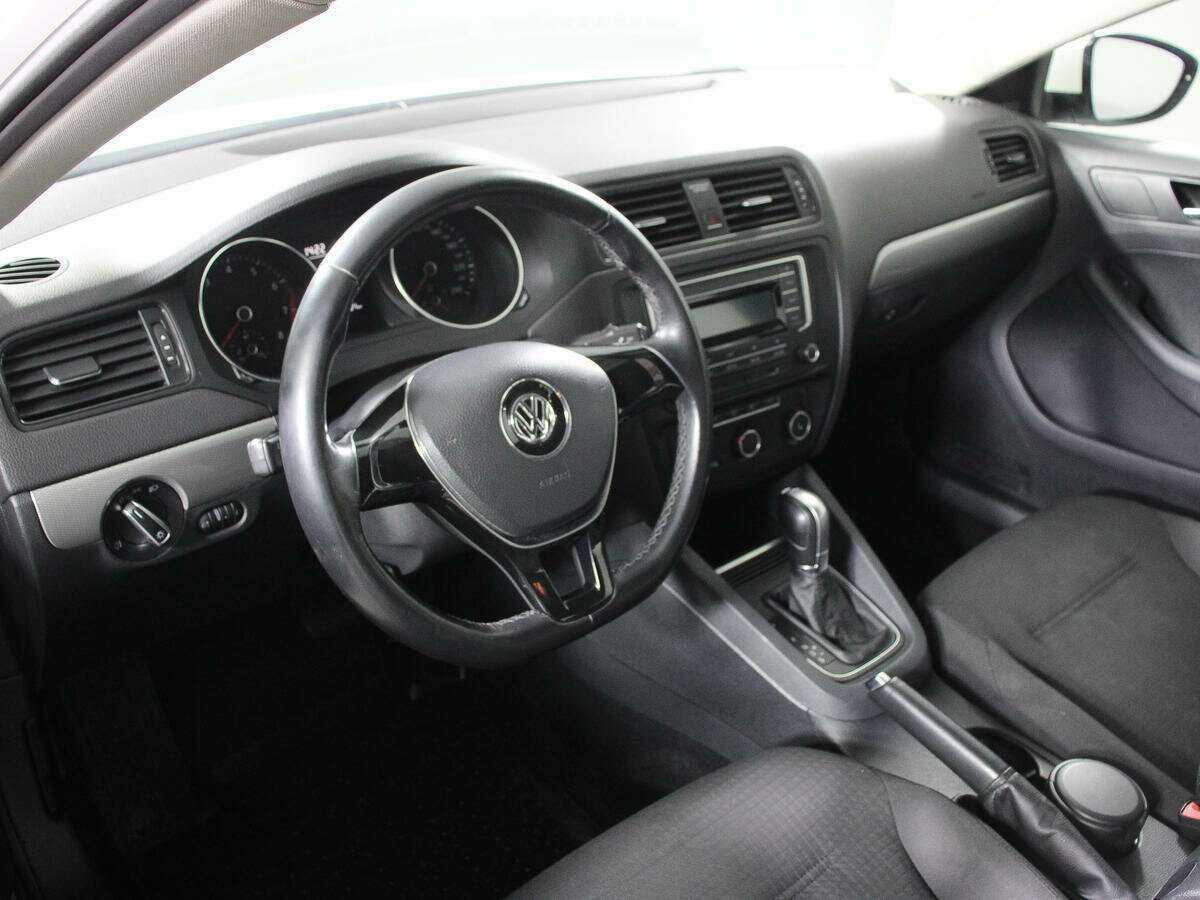 Volkswagen Jetta с пробегом — 2016 год. Фото: #13