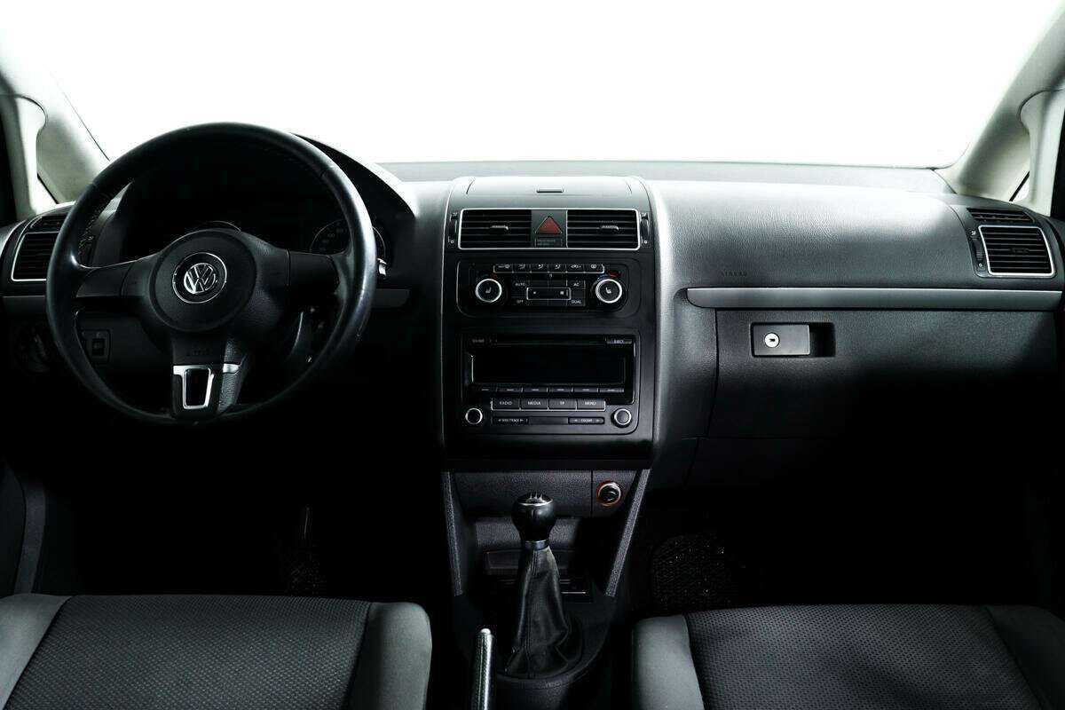 Volkswagen Touran с пробегом — 2012 год. Фото: #10