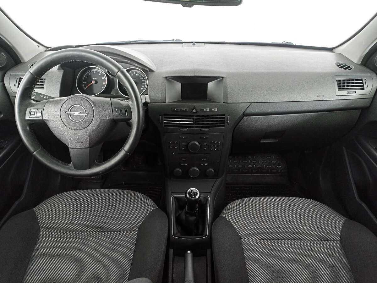 Opel Astra с пробегом — 2013 год. Фото: #11