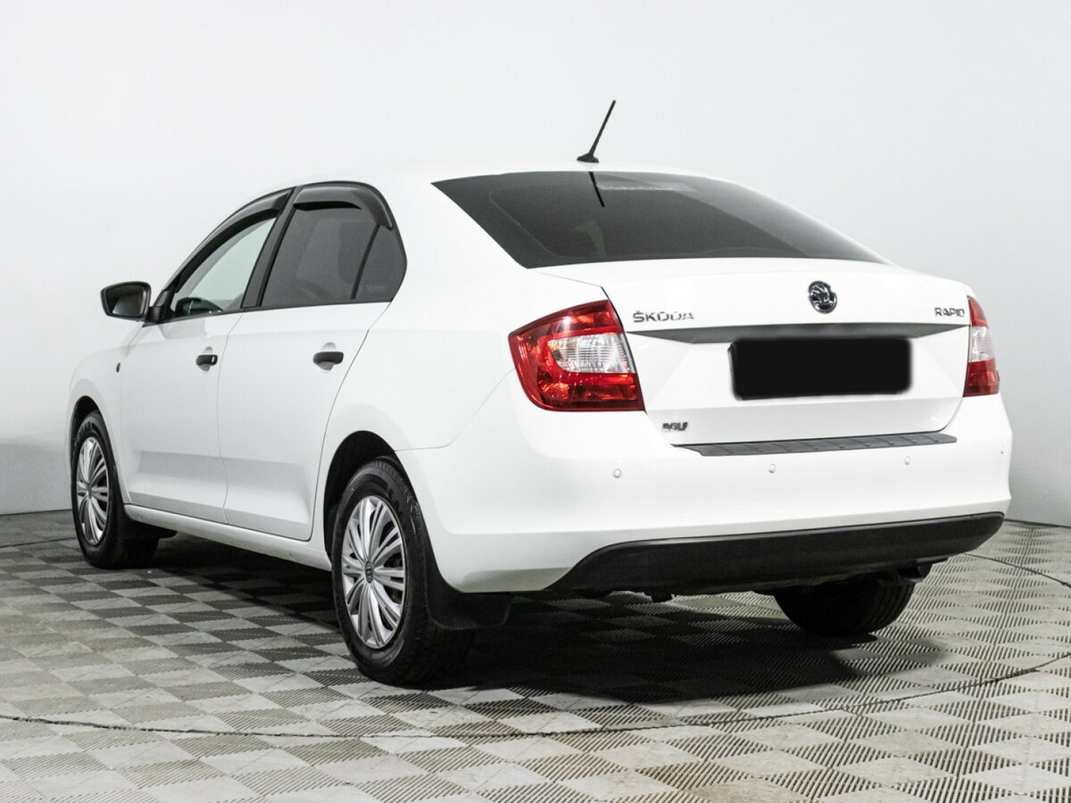 Skoda Rapid с пробегом — 2015 год. Фото: #6