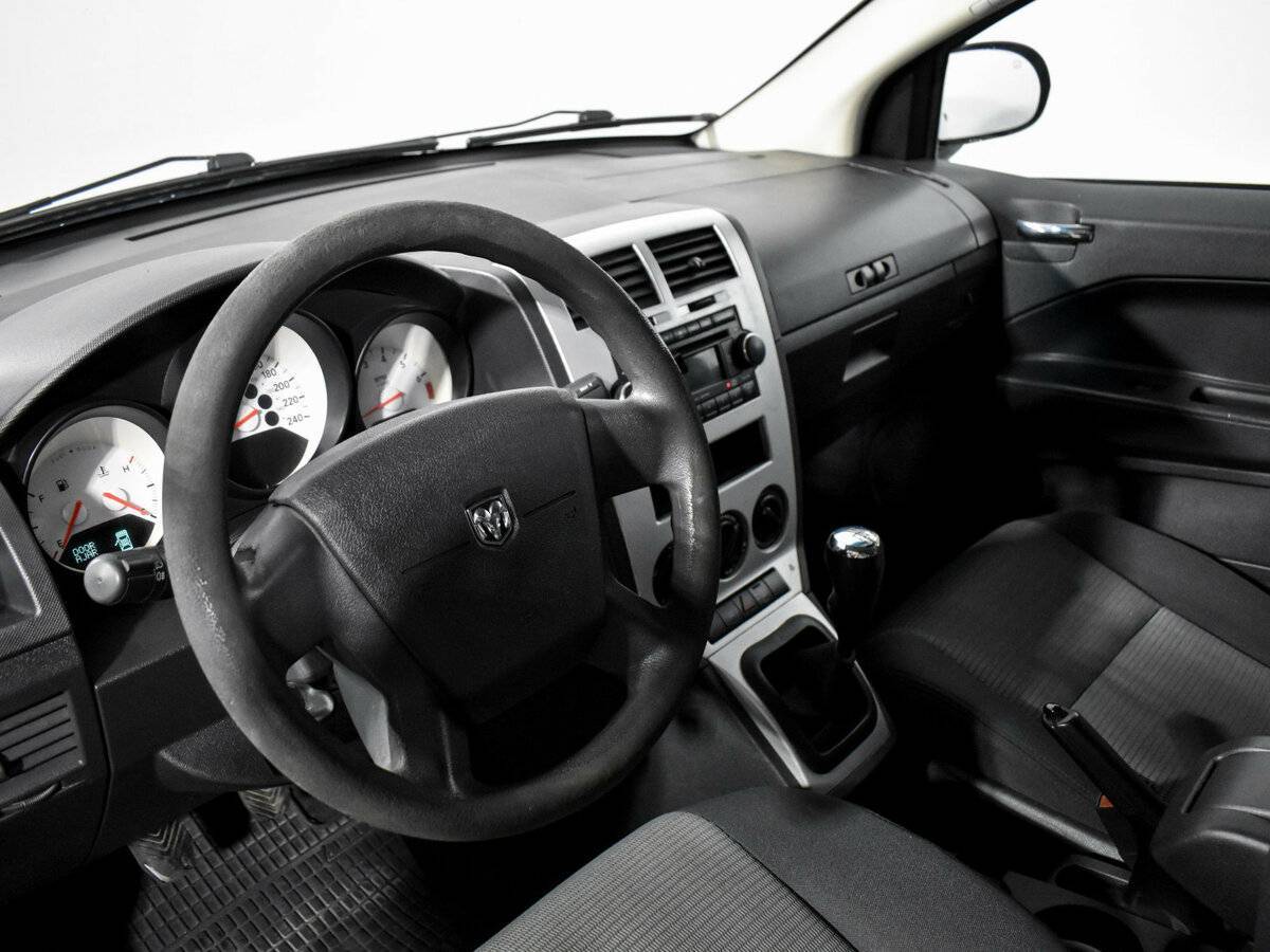 Dodge Caliber с пробегом — 2007 год. Фото: #8