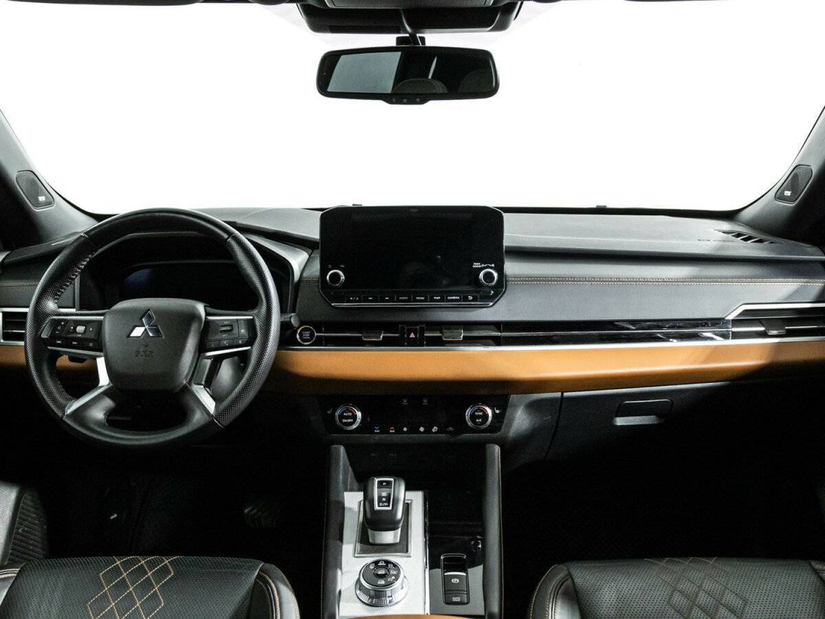 Mitsubishi Outlander с пробегом — 2023 год. Фото: #12