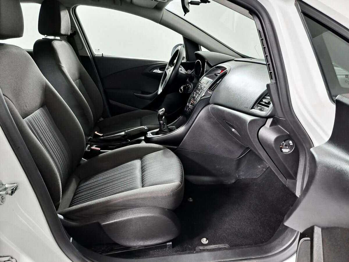 Opel Astra с пробегом — 2011 год. Фото: #10