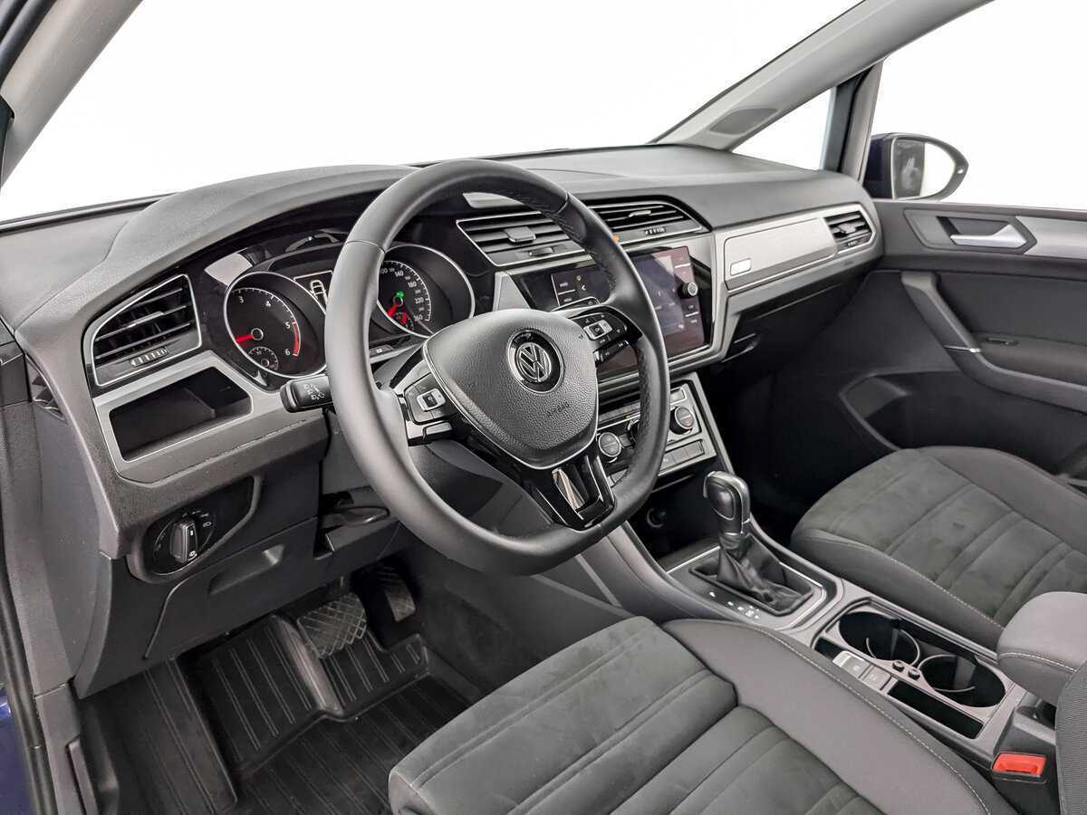 Volkswagen Touran с пробегом — 2018 год. Фото: #11