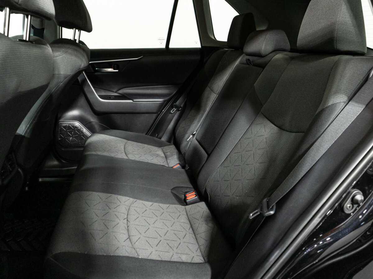 Toyota RAV4 с пробегом — 2021 год. Фото: #9