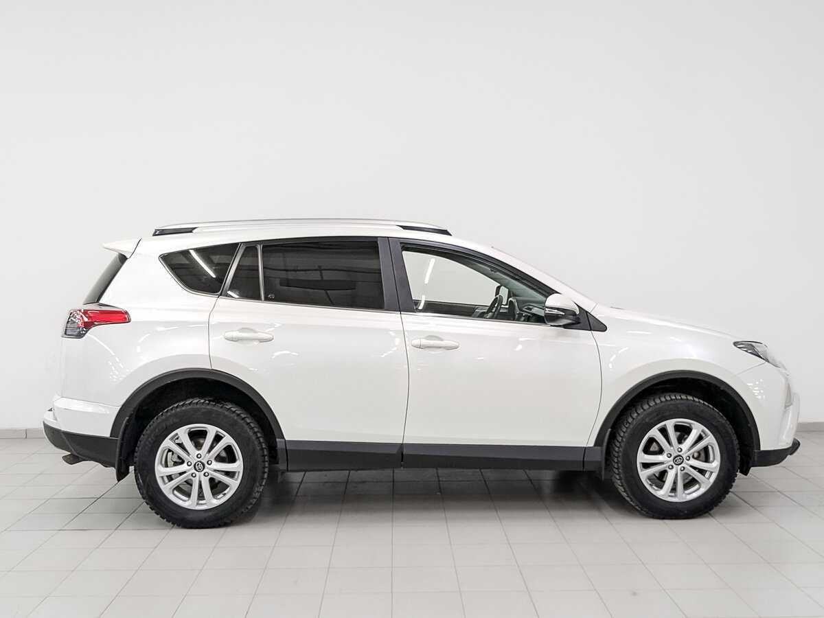 Toyota RAV4 с пробегом — 2017 год. Фото: #3