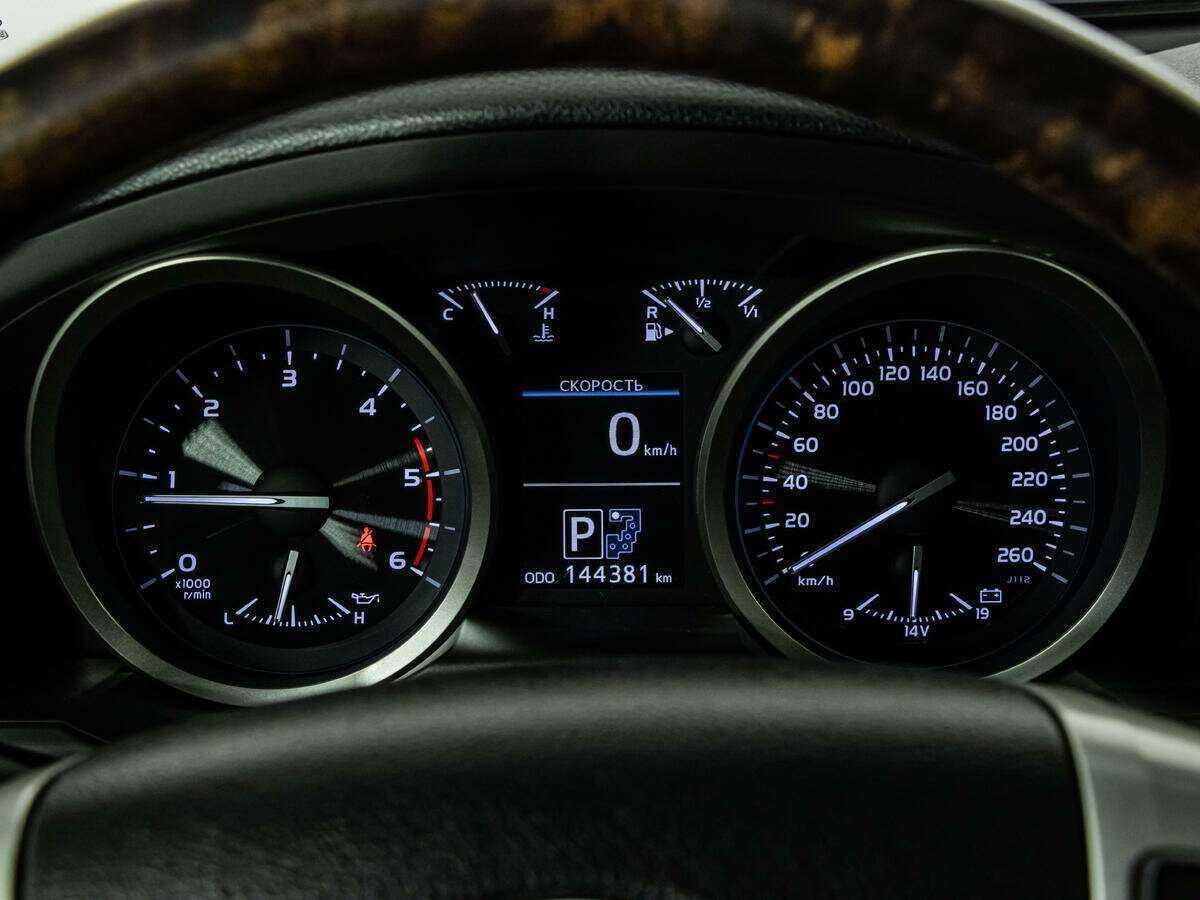 Toyota Land Cruiser с пробегом — 2014 год. Фото: #9