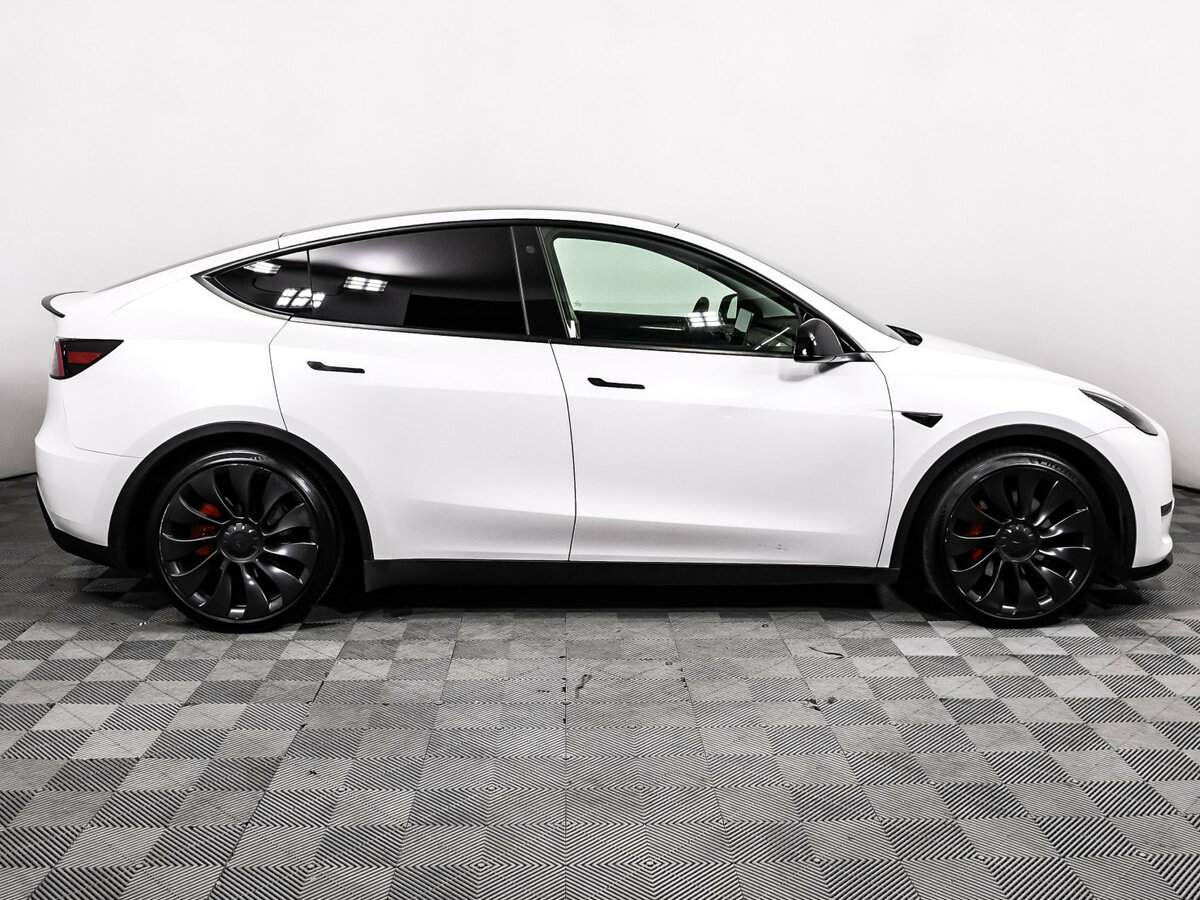 Tesla Model Y с пробегом — 2023 год. Фото: #3