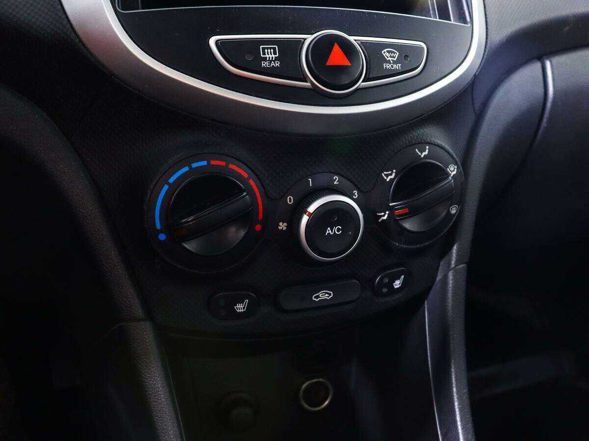 Hyundai Solaris с пробегом — 2011 год. Фото: #12