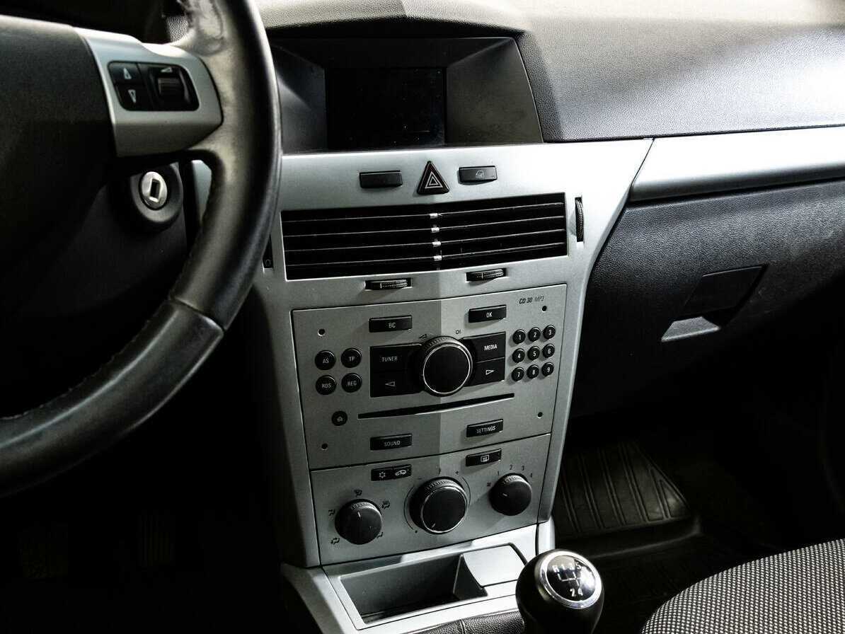 Opel Astra с пробегом — 2012 год. Фото: #11